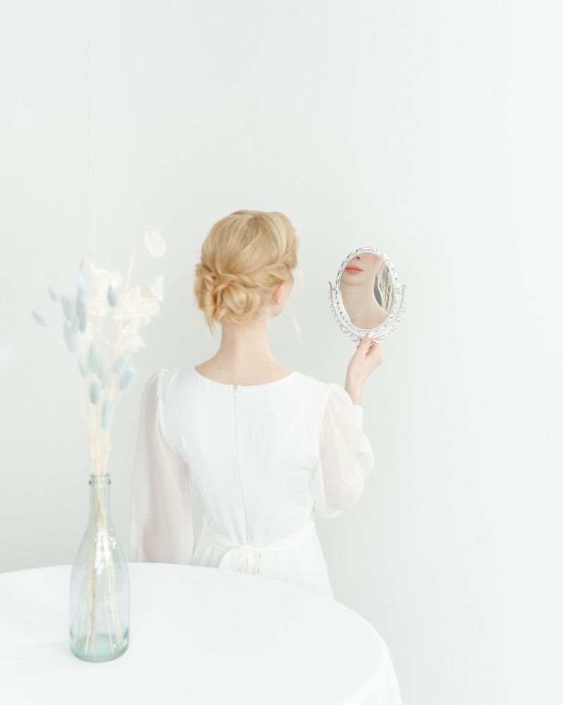 WHITE SWAN