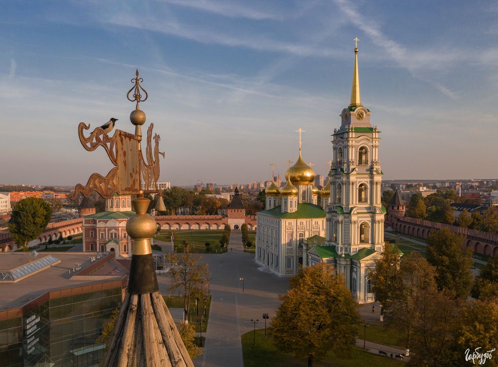4 Успенский собор Тульского кремля. Уж сколько раз я его фотографировал, даже не вспомнить. И еще буду. Надоесть этот храм просто не может. Нарядный, светлый, праздничный, Успенский собор &mdash; визитная карточка нашего города, и, конечно, главная достопримечательность Тульского кремля. Он даже цветом отличается от великого множества русских церквей: светло-сиреневые тона редкость в церковной архитектуре. И на декор зодчие не поскупились. Вычурные детали, масса символичных барельефов и орнаментов придают храму вид сказочного ларца. Рассматривать все это можно бесконечно. Но вместе с тем, собор производит величественное впечатление, сказочные детали ничуть не мешают его грандиозности. Это кафедральный собор епархии, по его изображению узнают Тулу.