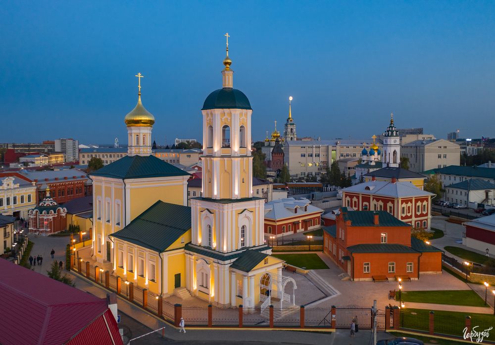 5 Храм Покрова Пресвятой Богородицы встал из руин, как птица феникс из пепла. Когда-то его величием восхищались монархи, его расписывали лучшие иконописцы, а золота и драгоценной резьбы тут куда как хватало. В его стенах выхаживали раненых и просили заступничества у Царицы Небесной. Он многое повидал на своем многотрудном веку: удар молнии, опустошающий пожар, надругательство запустения. При этом, храм располагался в самом центре города, в его исторической части, и просто требовал восстановления! В июне 2009 храм был передан наконец Тульской епархии, его настоятелем стал митрофорный протоиерей Лев Павлович Махно. И буквально за три года и Покровской церкви, и часовне, что неподалеку, вернули былое величие. Сегодня этот храм &mdash; главная достопримечательность пешеходной зоны, где работает целое созвездие тульских музеев. Благодаря упорству и таланту своего настоятеля, храм отличает роскошь и изящество.