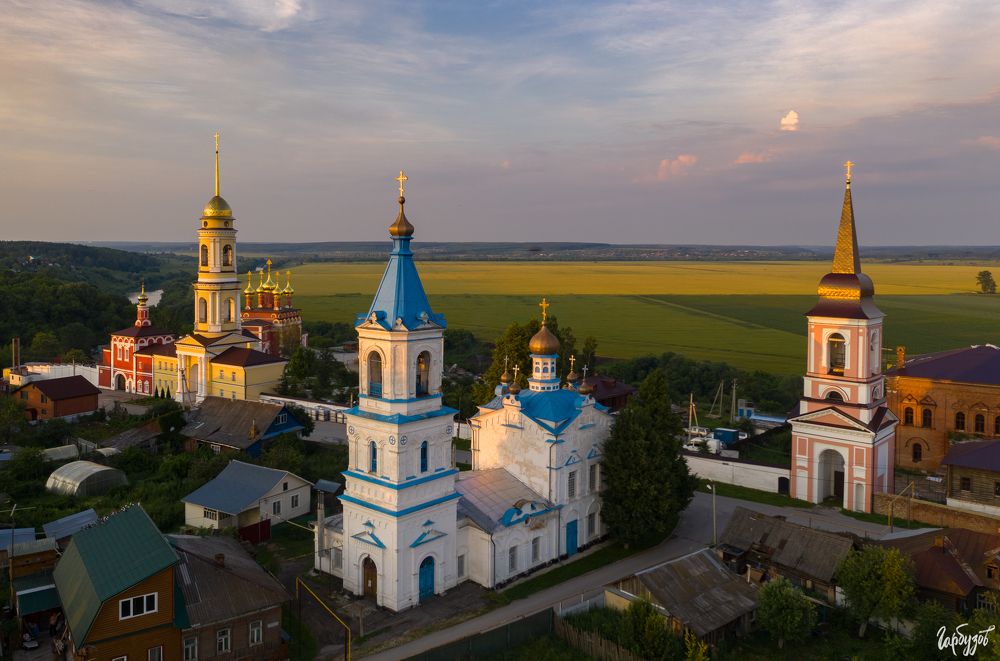 7 В Белёвских писцовых книгах описано, что Богородицерождественская церковь с Борисо-Глебским приделом существовала ещё в XVI веке и &laquo;сожжена была литовскими людьми&raquo; около 1614 года. В 1630 восстановлена игуменом Спасо-Преображенского монастыря Геласием. Предположительно, эта церковь сгорела при пожаре 1719-го года. В том же году на средства прихожан заложили новую каменную в то же имя с приделом в честь Сергия Радонежского. Это был первый в Белёве каменный храм. В 1876 году построили новую колокольню. Вы спросите &mdash; а почему она попала в топ-10 самых красивых храмов тульского региона? А Вы обязательно зайдите внутрь. В церкви сохранился уникальный резной иконостас. Таких иконостасов в хорошей сохранности по всей России можно посчитать по пальцам.