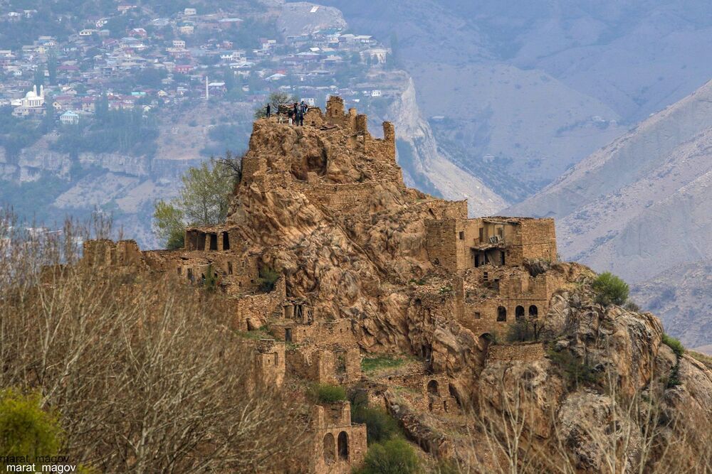 Старый Гамсутль.. на фоне Гуниба..