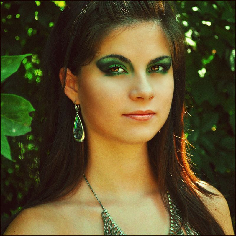 http://fc03.deviantart.net/fs70/i/2011/257/9/a/alesya_by_bullet382334-d49tn6p.jpg