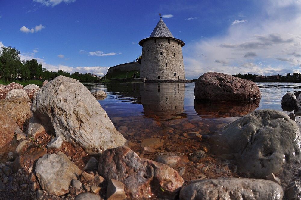 г.Псков.Плоская башня в устье р.Пскова.