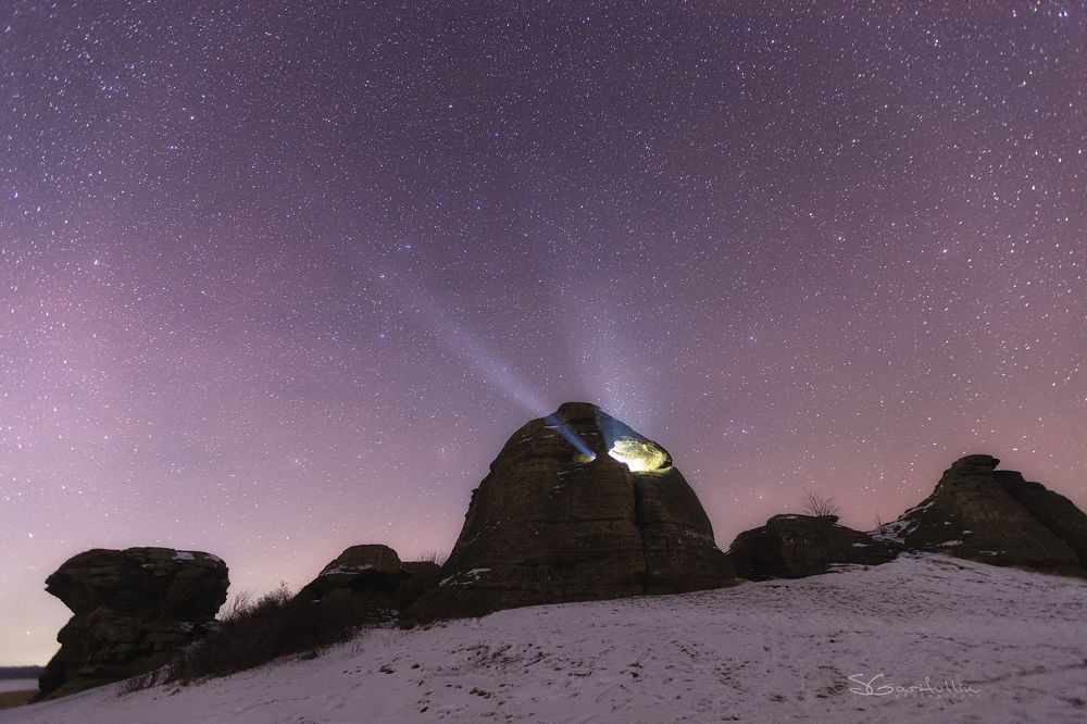 Ночной сет на доисторическом природном каменном святилище Аллаки