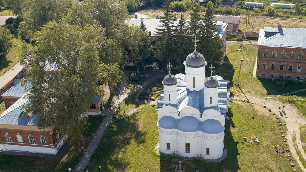 вид с колокольни на женский монастырь
