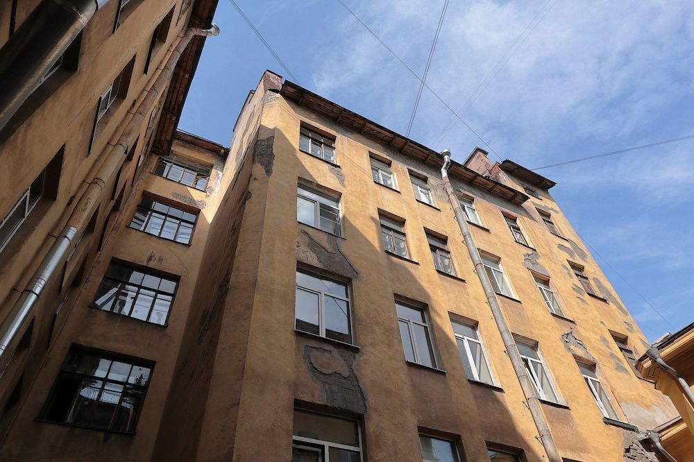 Одна мне осталась надежда: Смотреться в колодезь двора.  ( Окна под крышей, пятый этаж.))