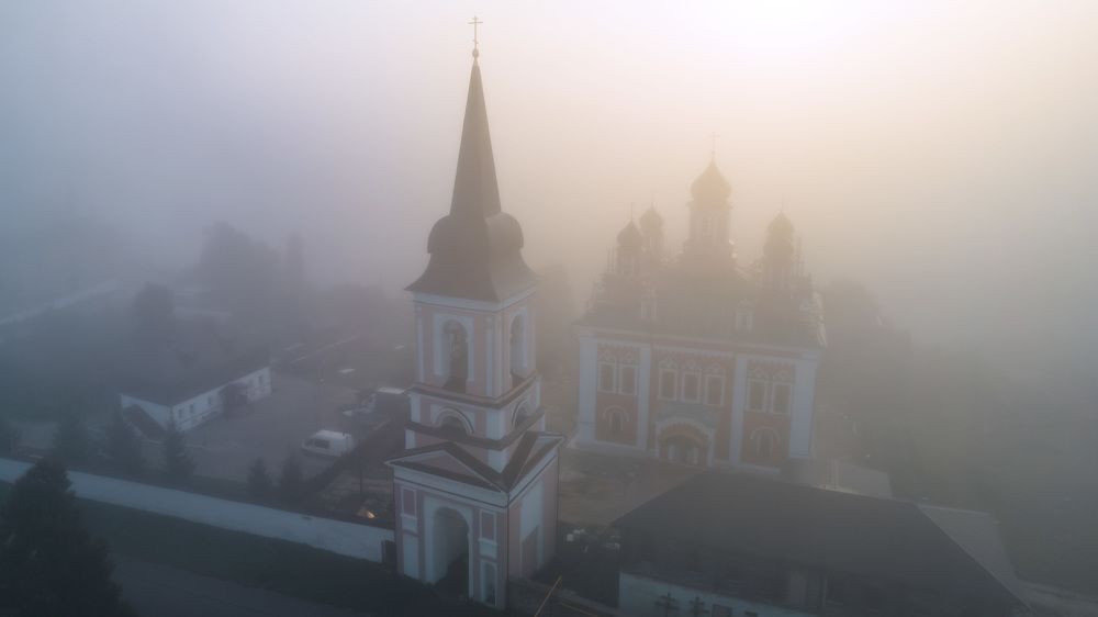 Белевский монастырь в пелене тумана