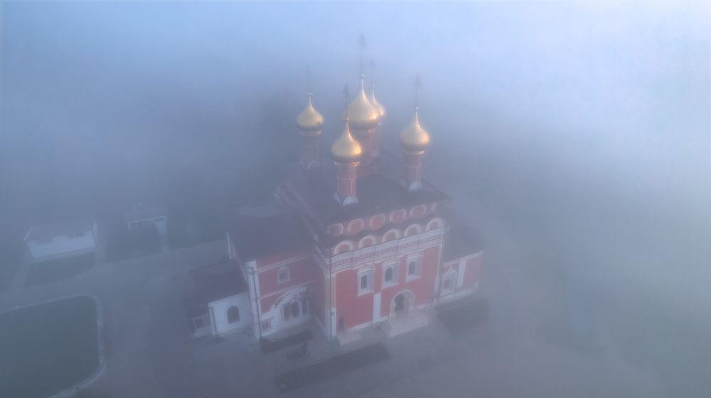 Белевский монастырь в пелене тумана