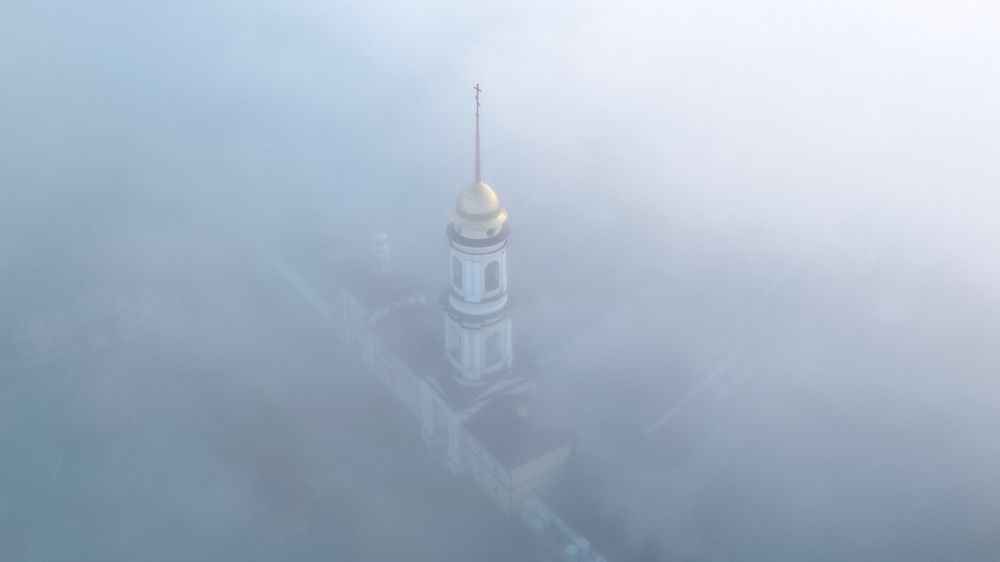 Белевский монастырь в пелене тумана