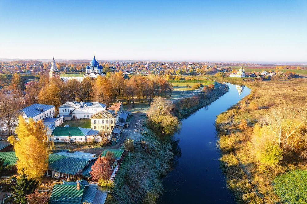 Речка Каменка,  слева  вдали Собор Рождества Богородицы и Суздальский кремль., правее  Илбинская церковь
