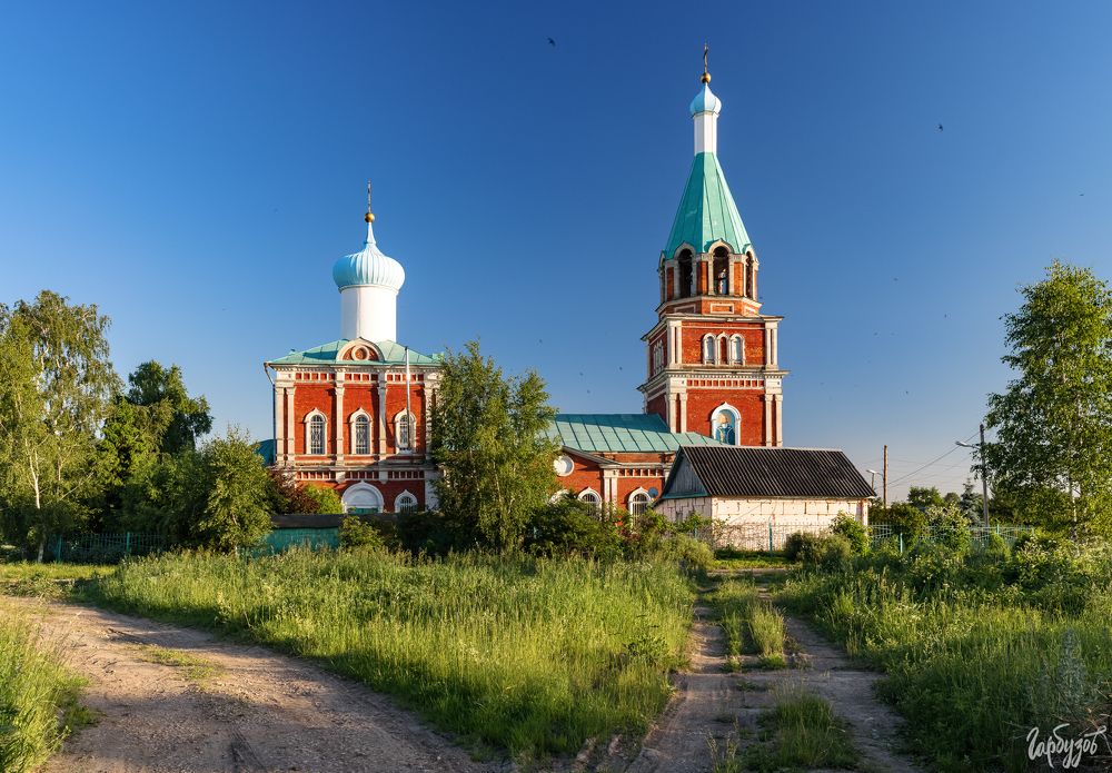 Варварские времена прошли, и, будем надеяться, более не вернутся. Сегодня храм приведен в полный порядок, а с колокольни открываются замечательные виды на бескрайние русские просторы.