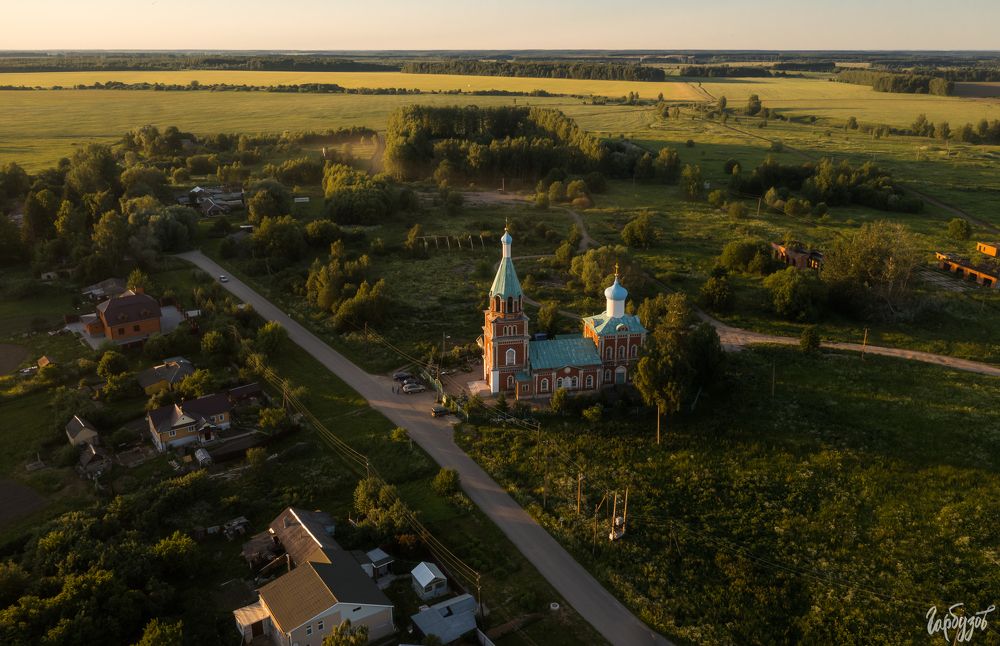 В Хотуши располагались церковно-приходская школа и министерское училище. 8 января 1906 года члены церковно-приходского попечительства на своём годичном собрании единодушно приняли предложение председателя увековечить память дарованных русскому народу милостей (подписание монархом 17 октября 1905 года Высочайшего манифеста  &laquo;Об усовершенствовании государственного порядка&raquo;, где провозглашались политические права и свободы: свобода совести, слова, собраний, политических партий, неприкосновенность личности) и воздвигнуть на базарной площади на средства попечителей часовню во имя всех Святых.