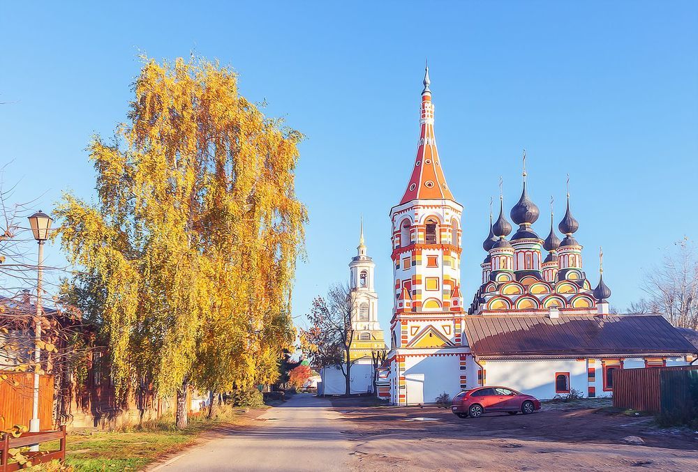 Лазаревская церковь, вдали Преподобненская колокольня.