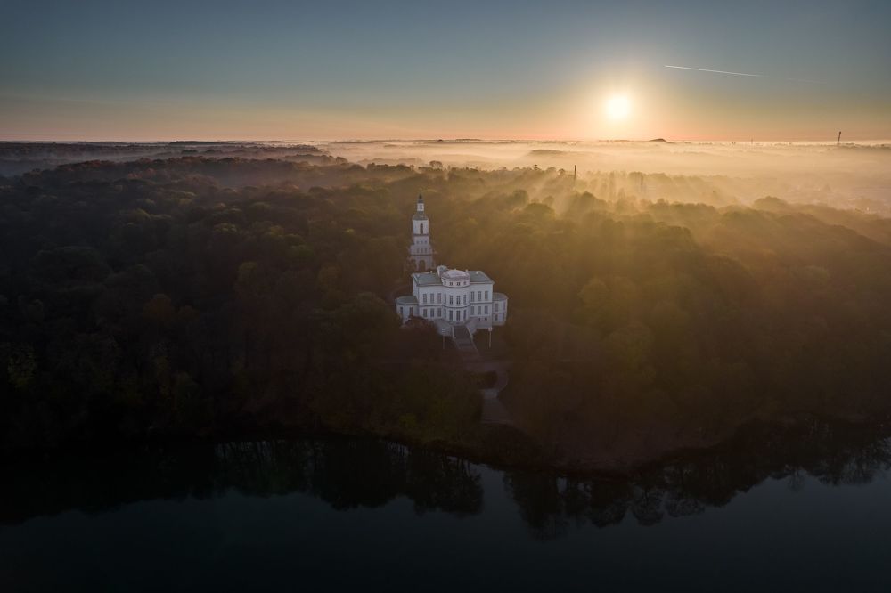Богородицкий дворцово-парковый ансамбль в утренней дымке.