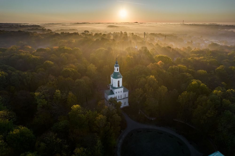 Богородицкий дворцово-парковый ансамбль в утренней дымке.