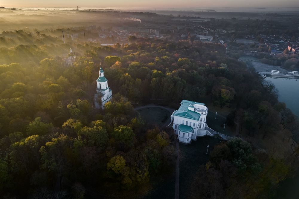 Богородицкий дворцово-парковый ансамбль в утренней дымке.