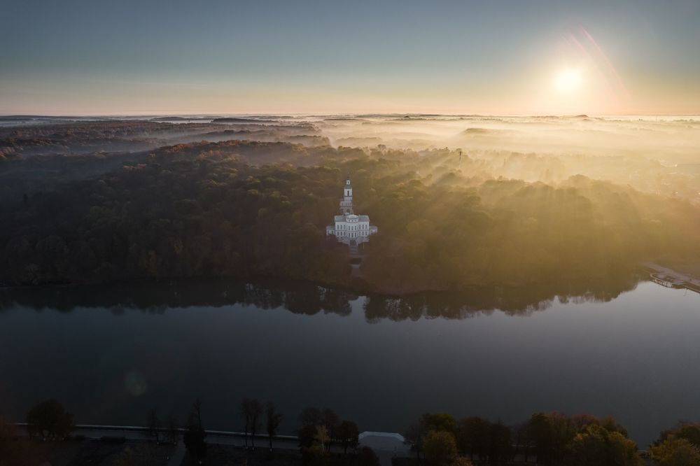 Богородицкий дворцово-парковый ансамбль в утренней дымке.