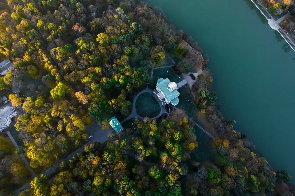 Богородицкий дворцово-парковый ансамбль в утренней дымке.