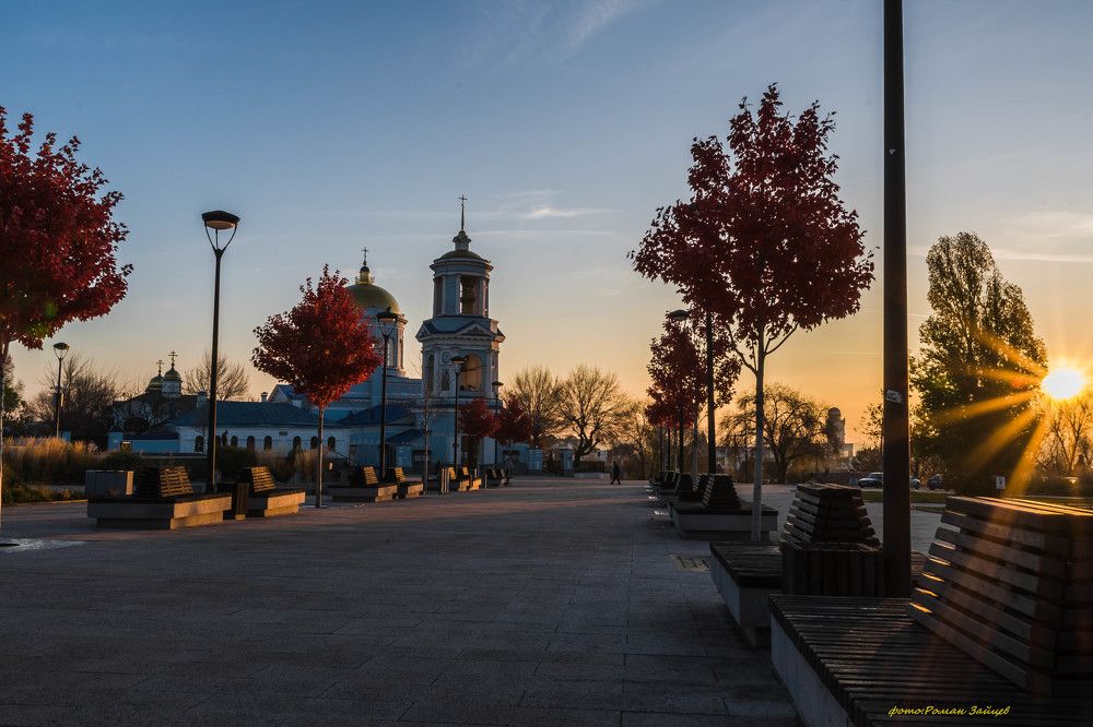 Осень на Советской площади,возле Покровского собора в Воронеже