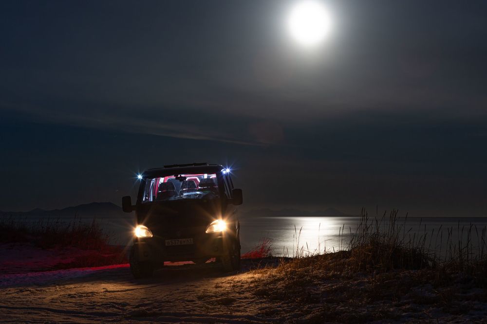 Восход полной луны над Халактырским пляжем. Камчатка.