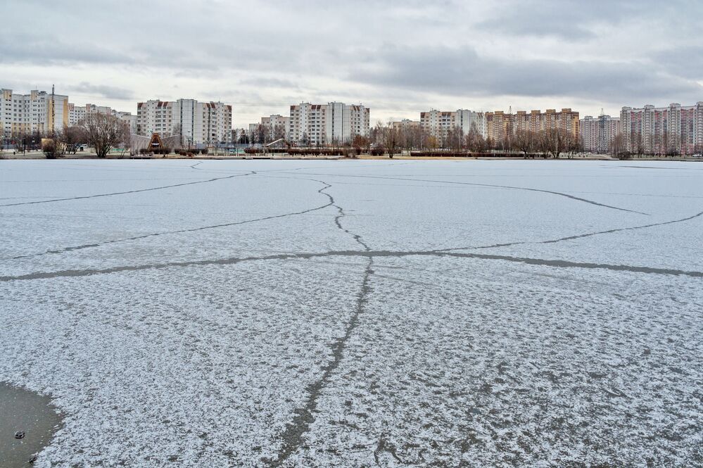 Осень поздняя несёт первый снег и первый лёд