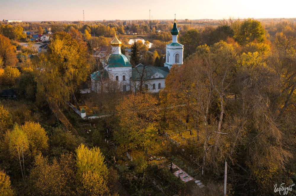 Кочаки. Церковь Николая Чудотворца &mdash; семейное кладбище Толстых.