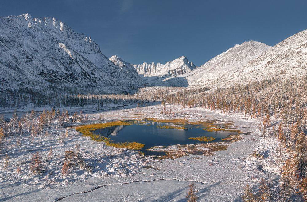 Сентябрь. Снег. Пила.