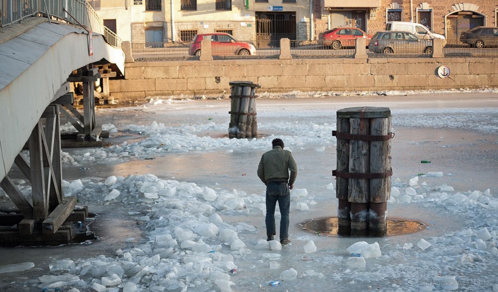 В Воскресенье прогуливаясь вечером вдоль Фонтанки я заметил под Горсткиным пешеходным мостом довольно легко одетого человека...