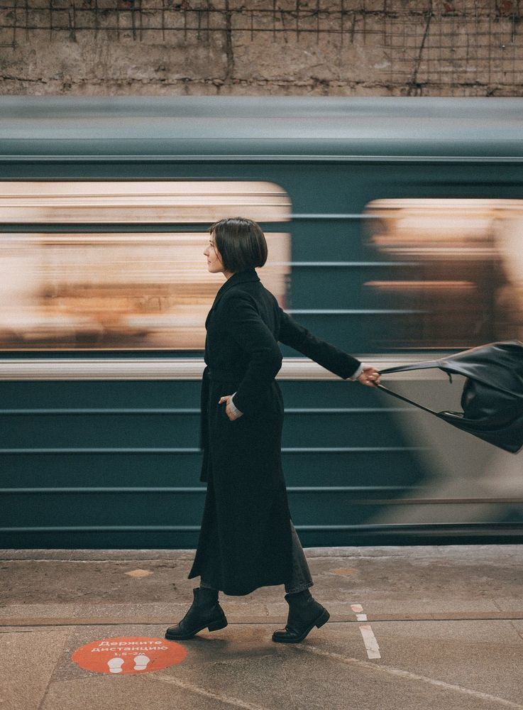 И пролетел который день, я не заметил, на своих двух и мне навстречу только ветер