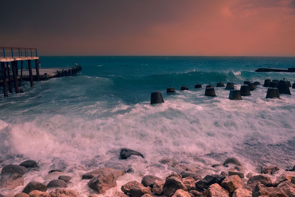 И бьется о камни волна