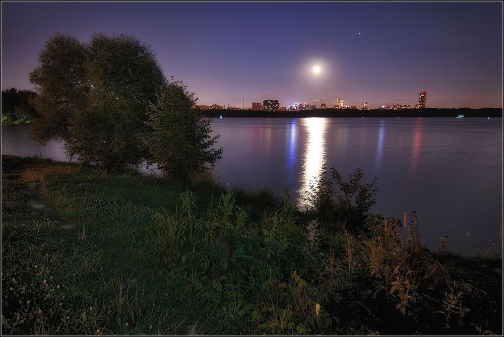 Восход луны над городом