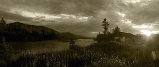 Вечер был красивым и уже почти перестал моросить дождь, мы приготовили еду и провели почти всю ночь у костра озираясь на темные бойницы заброшенных домов, прислушиваясь к каждому скрипу доносящемуся из далека эхом.