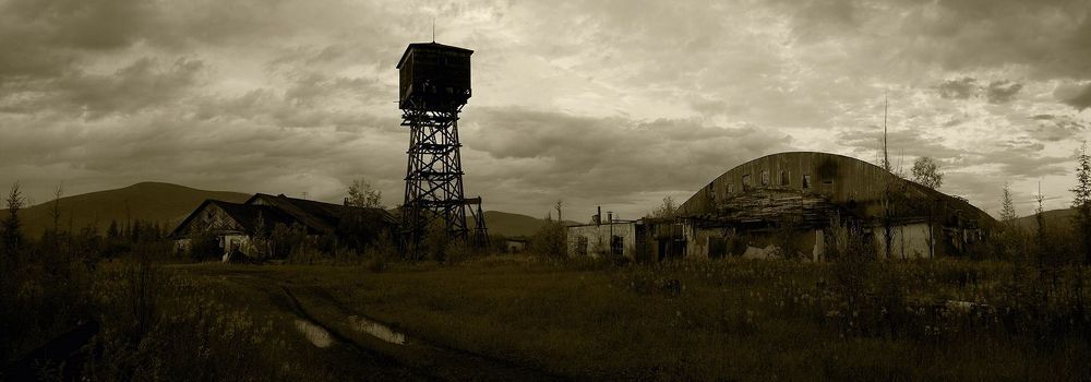 Смотровая вышка казалась зловеще башней надсмотрщика, темное пасмурное небо на закате окрашивалось то в малиновый то в свинцовый цвет. Казалось что поселок был разбужен гостями и наблюдал со стороны распахнутыми форточками. Усталость от пройденного пути добавляла гнетущего настроения, начал опять моросить дождь и мы улеглись спать в палатку. Утро вечера мудренее.