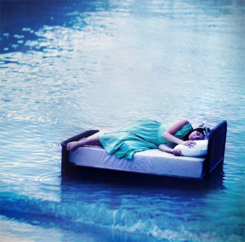 Drown in dreams - Behind the scenes: http://through-our-lenses.blogspot.com/2011/06/making-of-plongee-dans-ses-reves.html