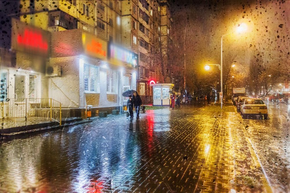 А дождь осенний, как и дождь весенний, словно соткан из твоих сомнений...