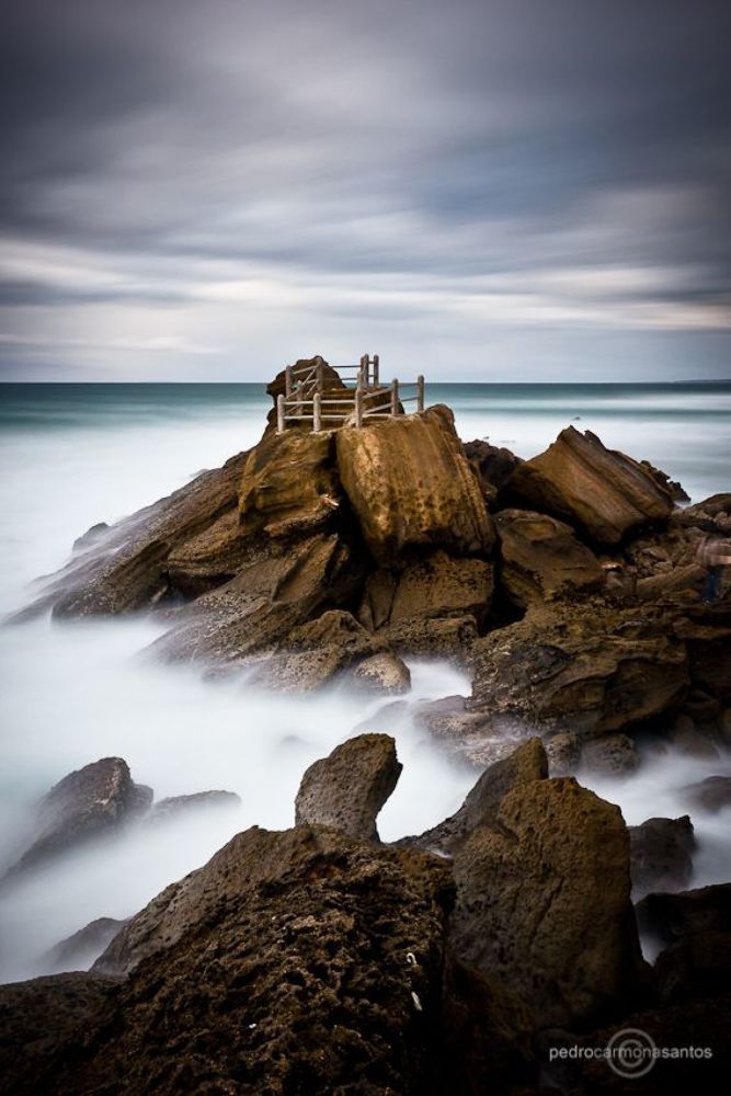 "Stone throne", photographed at Santa Cruz beach; Visit me at (Посетите меня на)
http://www.pedrocarmonasantos.com/