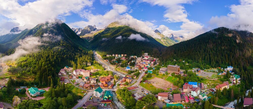 Панорама на курортный поселок Домбай