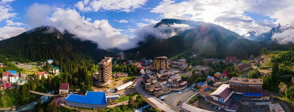Панорама на курортный поселок Домбай