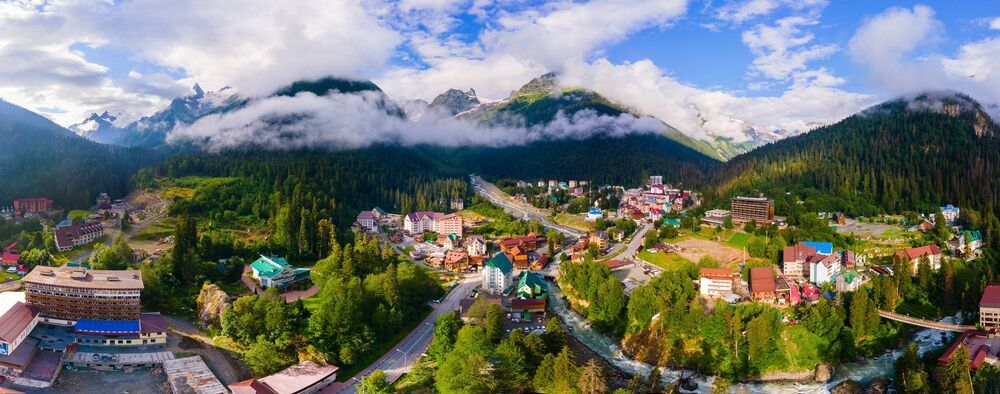Панорама на курортный поселок Домбай