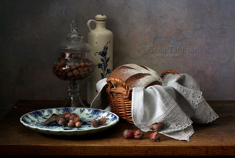С хлебом и орехами