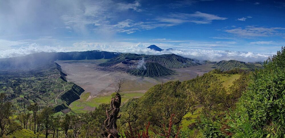 Вид на группу вулканов кальдеры Тенгер (Tengger), вулкан Бромо и Семеру