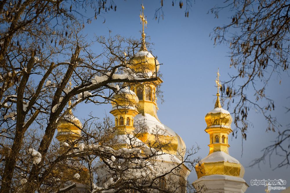 В конце зимы Лавра как-то по особенному очаровательна...