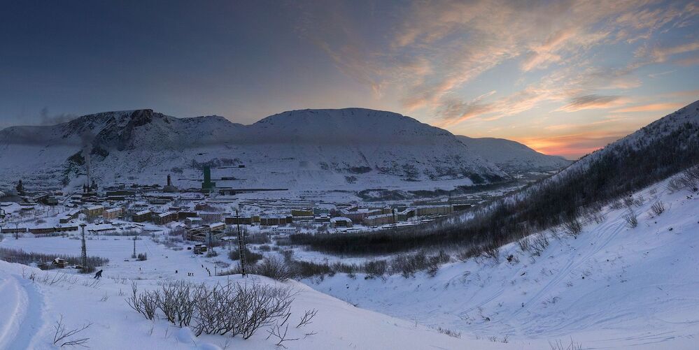 солнце изредка дразнит , так и не заглянув