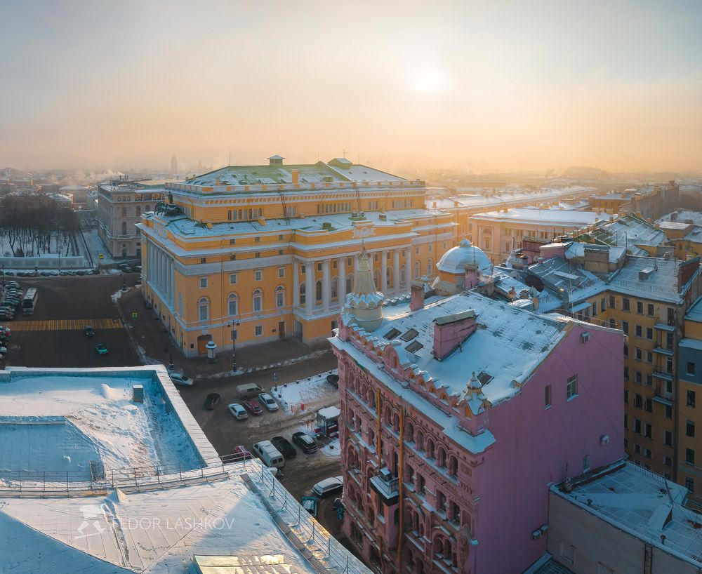 Туманный рассвет в Санкт-Петербурге