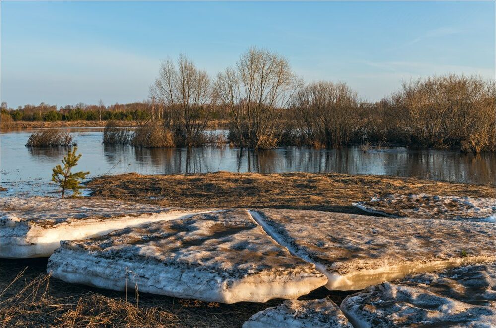 Вода уходит оставляя глыбы льда