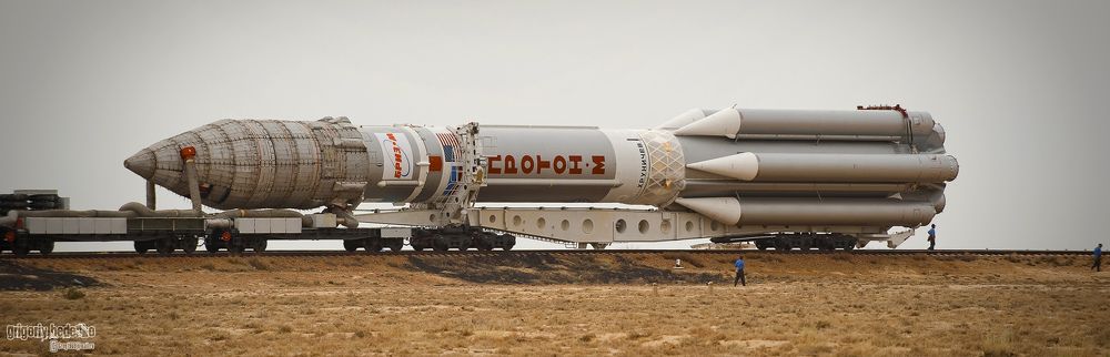 Размеры и возможности этой ракеты на самом деле поражают воображение. Ее длина составляет 58,2 метра, масса в заправленном состоянии 705 тонн. На старте тяга 6-ти двигателей первой ступени ракетоносителя составляют около 1000 тонн. Это позволяет выводить на опорную околоземную орбиту объекты массой до 25-ти тонн, а на высокую геостационарную (30 тыс. км. от поверхности Земли )&ndash; до 5-ти тонн. Поэтому &ldquo;Протон-М&rdquo; незаменим, когда речь идет о запуске телекоммуникационных спутников.