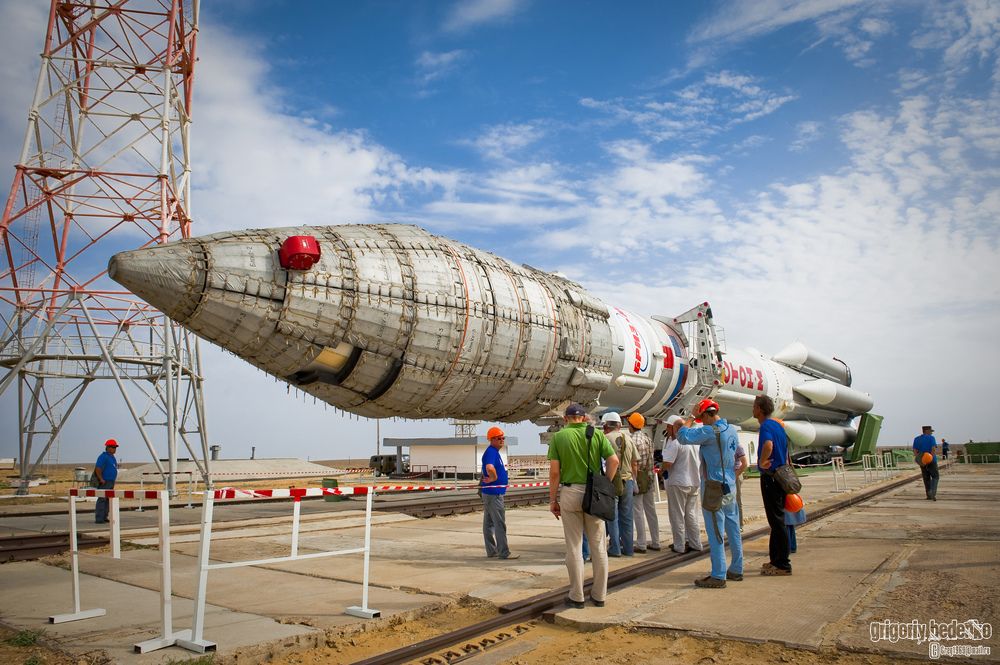 Единственный и главный недостаток &ldquo;Протона&rdquo; &ndash; это крайне токсичные компоненты топлива:  несимметричный диметилгидразин (НДМГ), или как его еще называют "гептил" и азотный тетраоксид ("амил").  В местах падения первой ступени (это территории в районе города Джезказгана), происходит загрязнение окружающей среды, что требует проведения дорогостоящих операций по ее очистке. Ситуация серьезно усугубилась в начале 2000-х, когда произошло подряд три аварии ракетоносителя. Это вызвало крайнее недовольства властей Казахстана, потребовавших от российской стороны больших компенсаций. С 2001-го года старые модификации ракетоносителя были заменены на модернизированный &ldquo;Протон-М&rdquo;. В нем стоит цифровая система управления, а также система стравливания несгоревших остатков топлива в верхних слоях ионосферы. Таким образом, удалось существенно снизить ущерб для окружающей среды.  Кроме того, разработан, но пока еще остается на бумаге проект экологически безопасного ракетоносителя &ldquo;Ангара&rdquo;, который использует в качестве компонентов топлива керосин и кислород, и который должен постепенно заменить &ldquo;Протон-М&rdquo;. Кстати, комплекс ракетоносителя &ldquo;Ангара&rdquo;на &ldquo;Байконуре&rdquo; будет называться &ldquo;Байтерек&rdquo; (в переводе с казахского &ldquo;Тополь&rdquo;.)