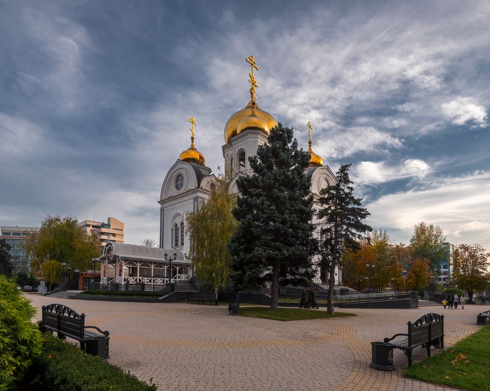 У храма Александра Невского
