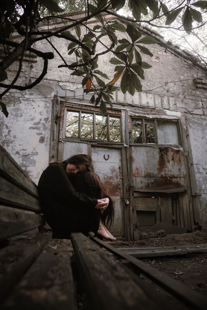 В тени