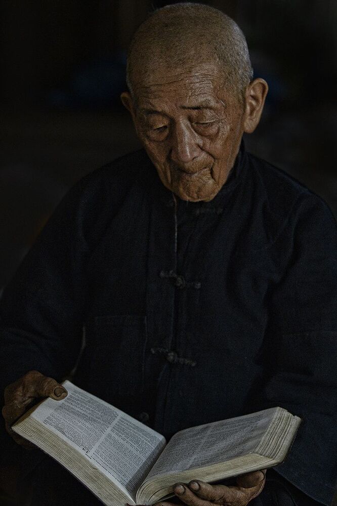 I would like to take the beauty's minority of Vietnam specially the culture of area, the elder, the children on my way of travel. A thing that you see in my pictures is that I was not afraid to fall in love with these people.